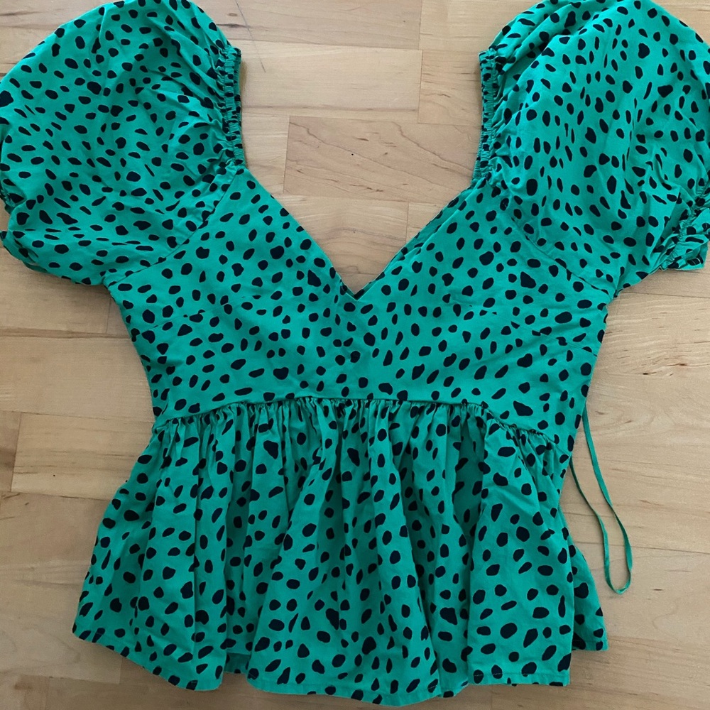Green and black spotted puff sleeve from Urban!